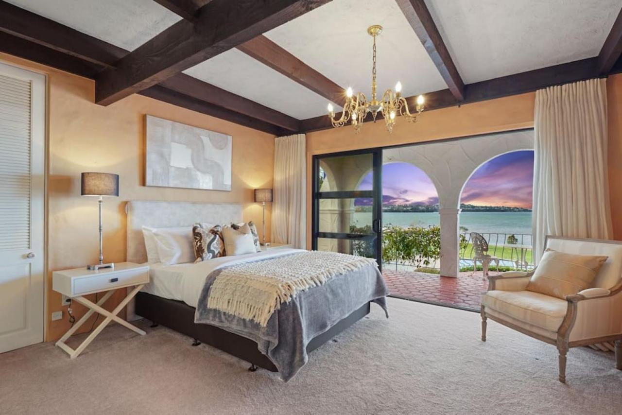 Magnificent Beachfront Mansion - Pool - Fireplace オークランド エクステリア 写真