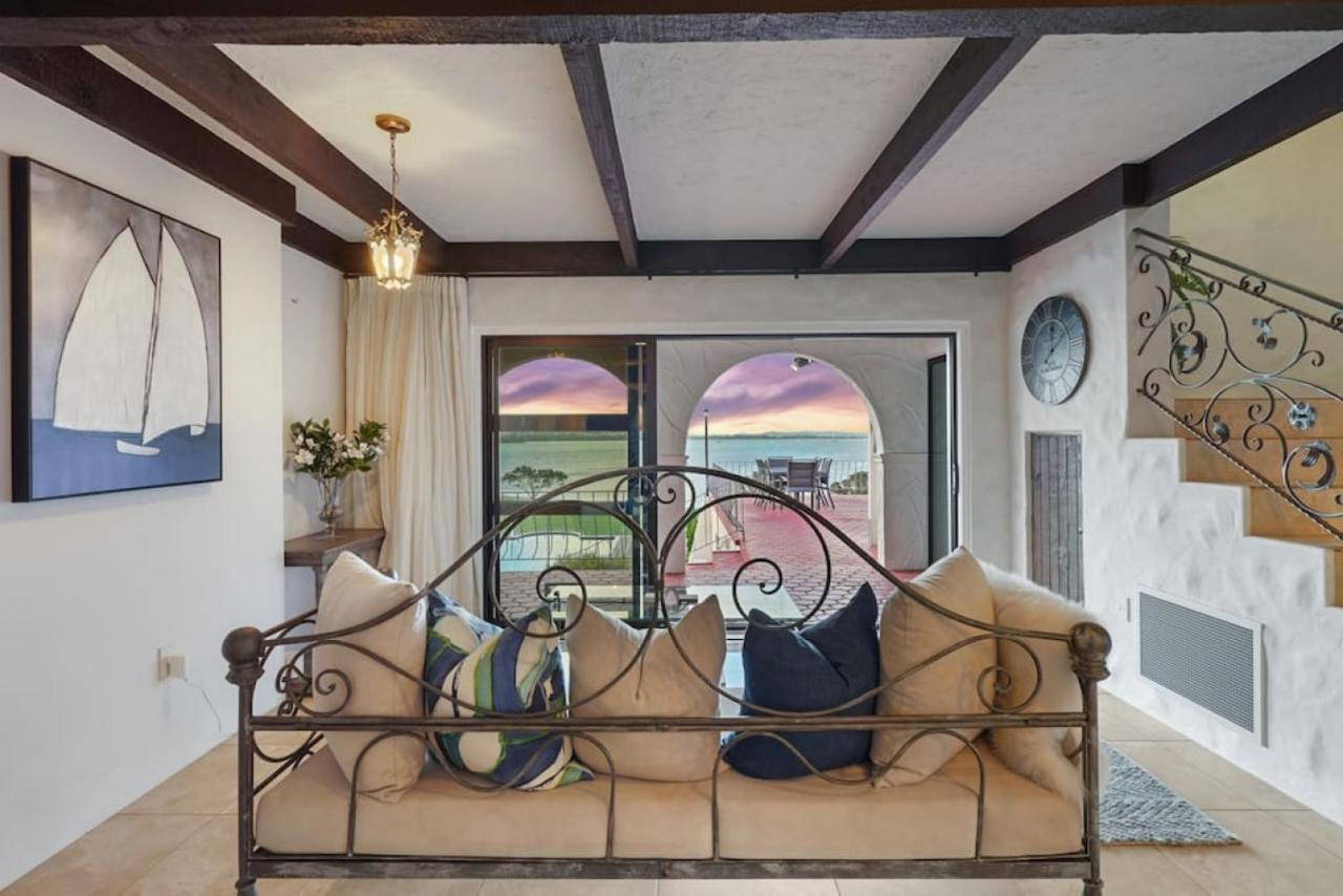 Magnificent Beachfront Mansion - Pool - Fireplace オークランド エクステリア 写真