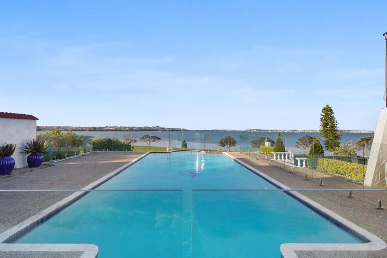 Magnificent Beachfront Mansion - Pool - Fireplace オークランド エクステリア 写真