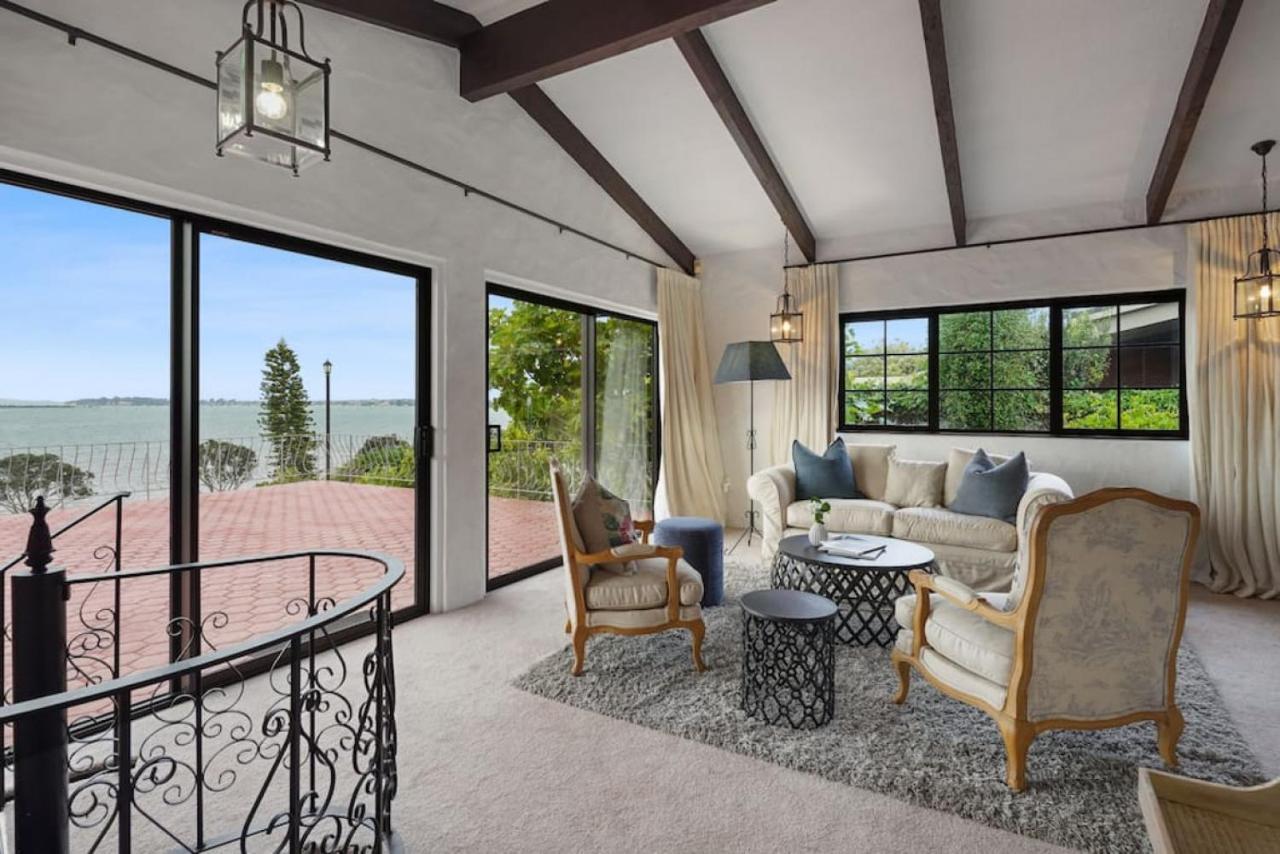 Magnificent Beachfront Mansion - Pool - Fireplace オークランド エクステリア 写真