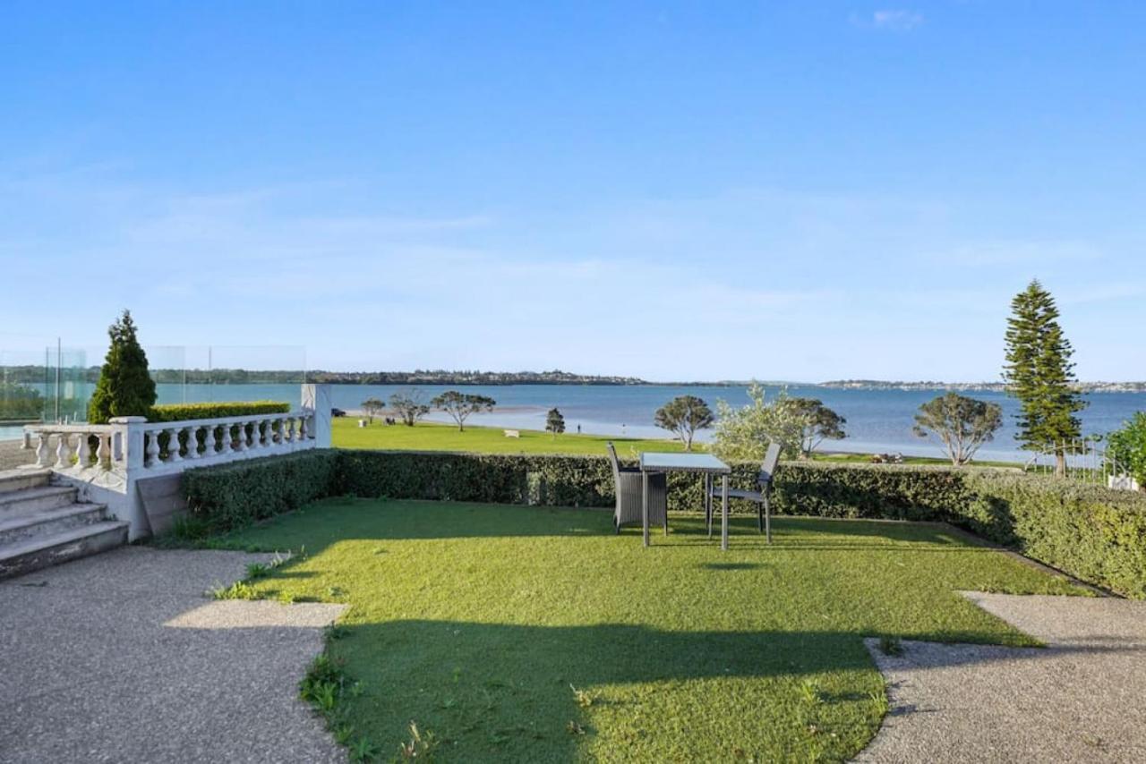 Magnificent Beachfront Mansion - Pool - Fireplace オークランド エクステリア 写真