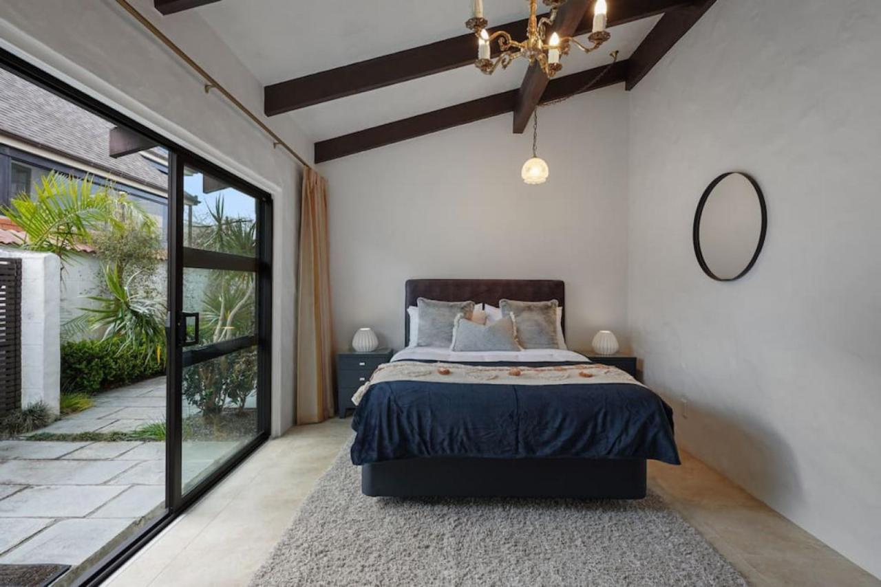 Magnificent Beachfront Mansion - Pool - Fireplace オークランド エクステリア 写真