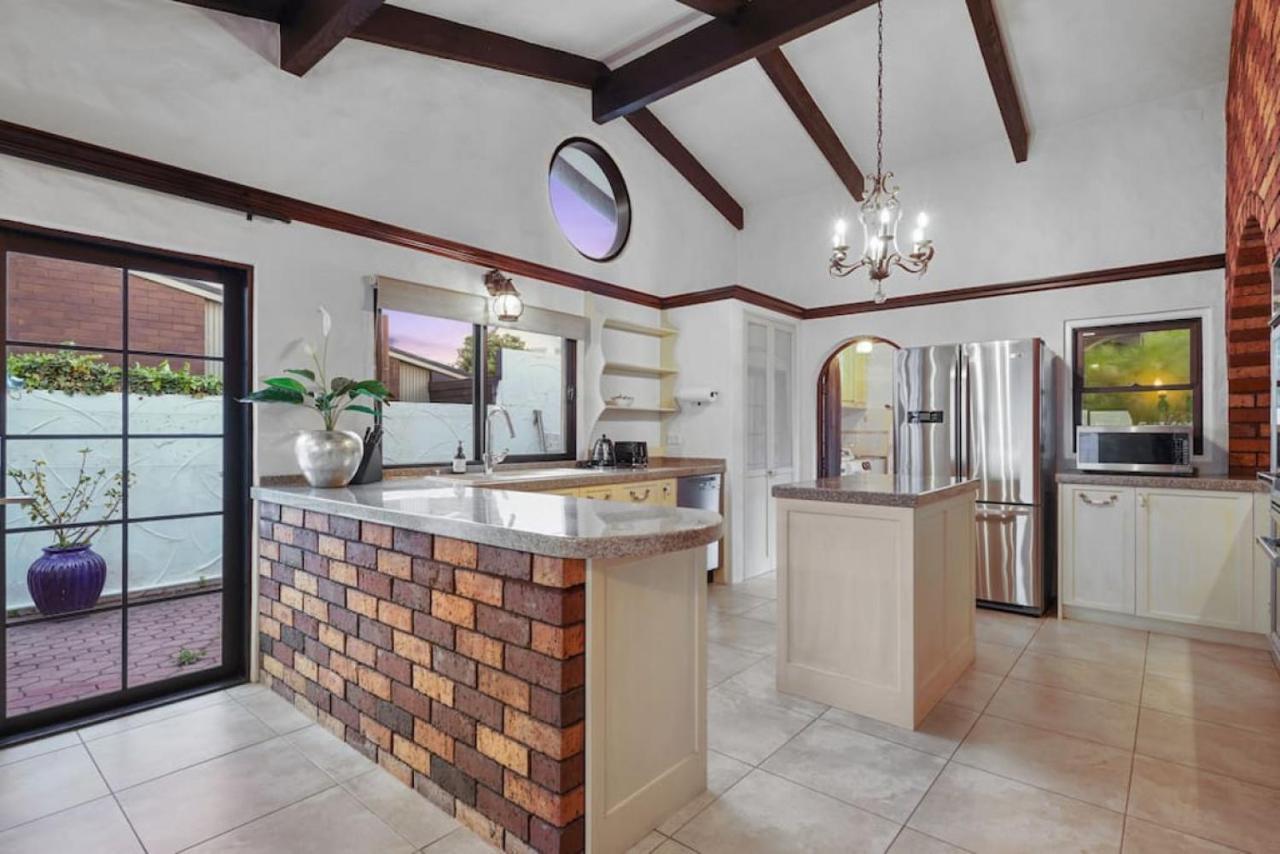 Magnificent Beachfront Mansion - Pool - Fireplace オークランド エクステリア 写真