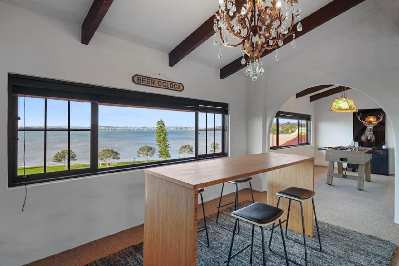 Magnificent Beachfront Mansion - Pool - Fireplace オークランド エクステリア 写真