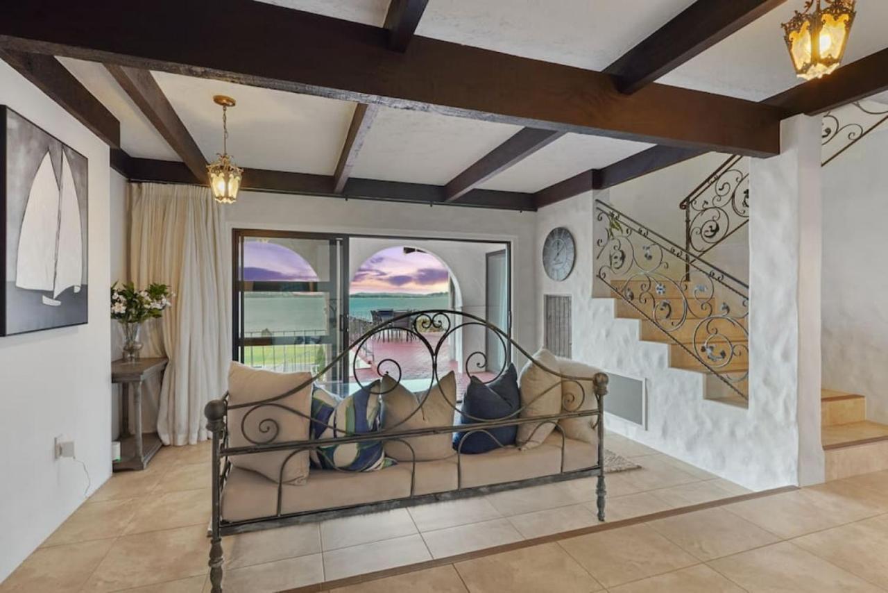 Magnificent Beachfront Mansion - Pool - Fireplace オークランド エクステリア 写真