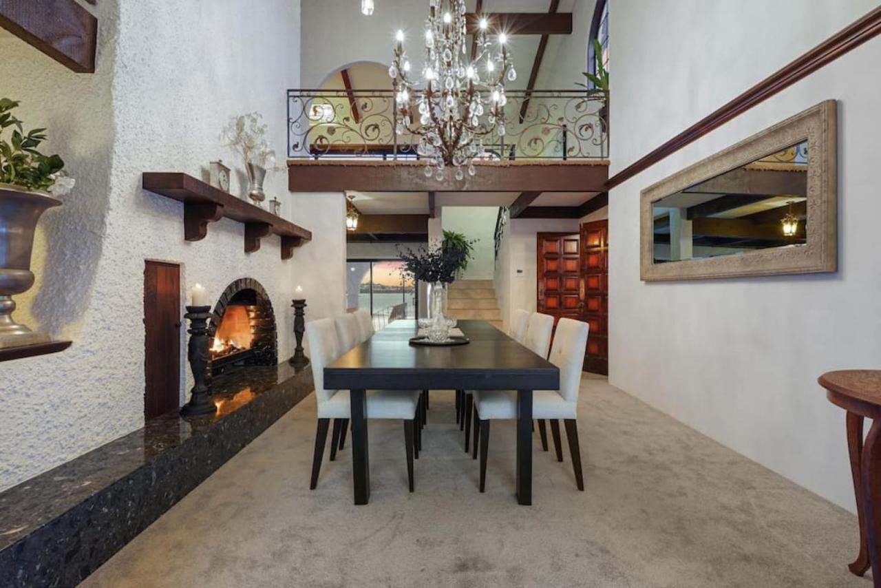 Magnificent Beachfront Mansion - Pool - Fireplace オークランド エクステリア 写真
