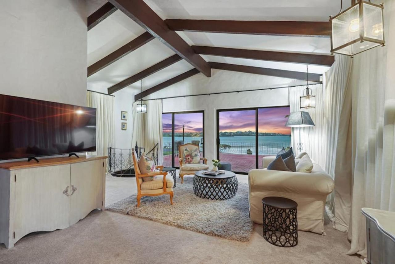 Magnificent Beachfront Mansion - Pool - Fireplace オークランド エクステリア 写真